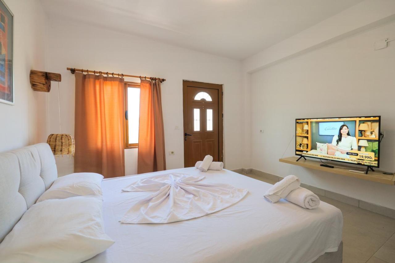 Garden Villa Lake Side & Glamping Ksamil Bagian luar foto
