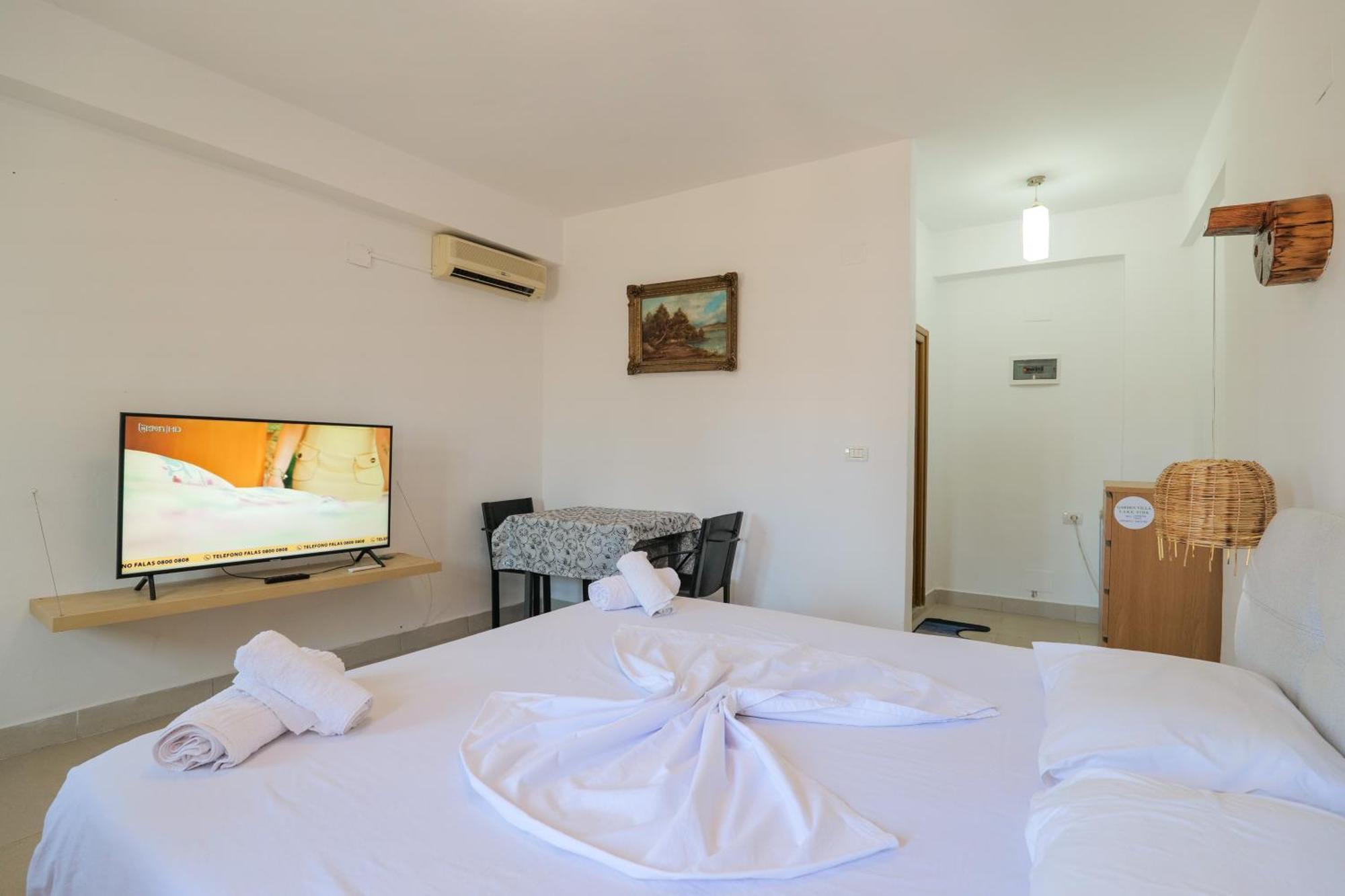 Garden Villa Lake Side & Glamping Ksamil Bagian luar foto