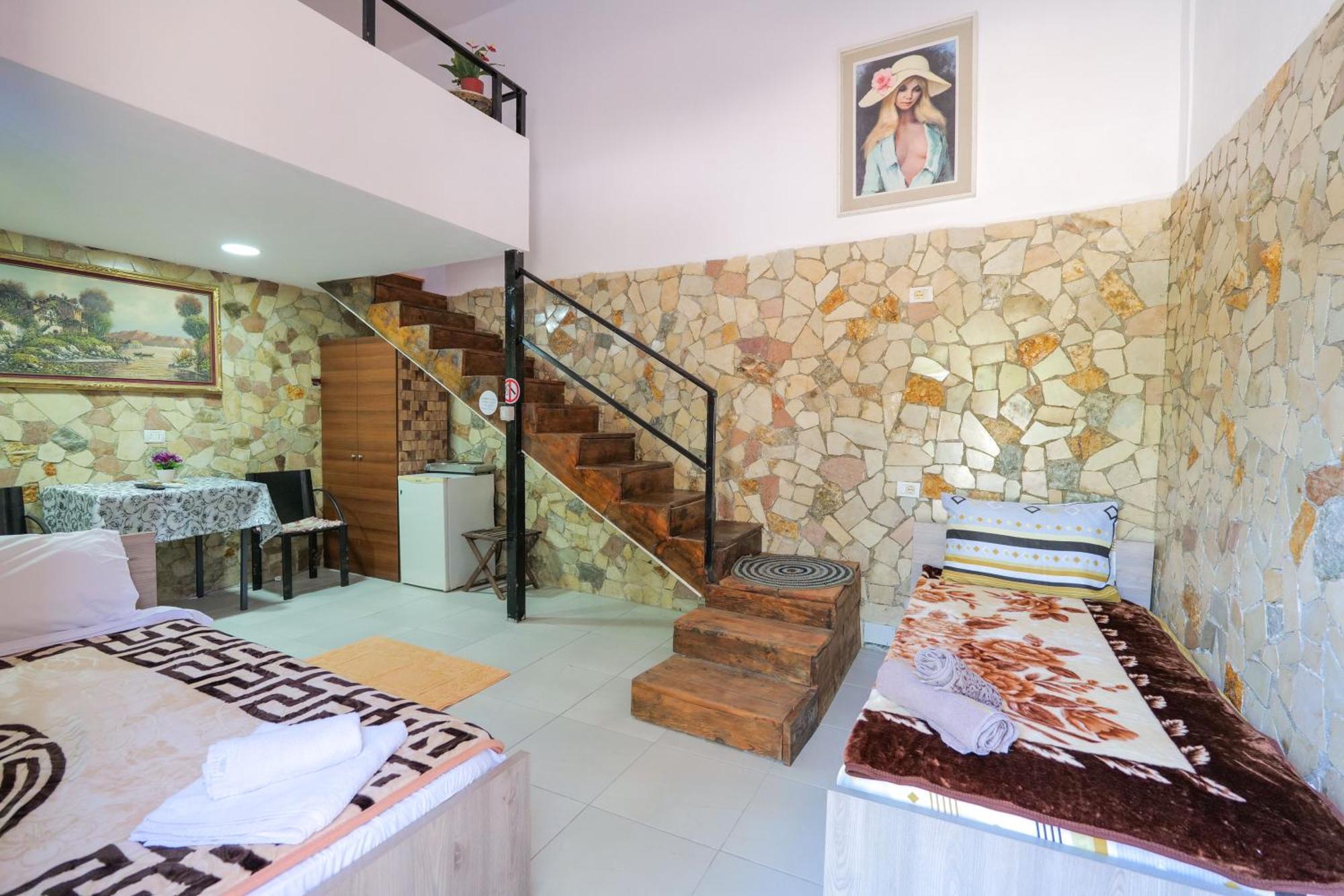 Garden Villa Lake Side & Glamping Ksamil Bagian luar foto