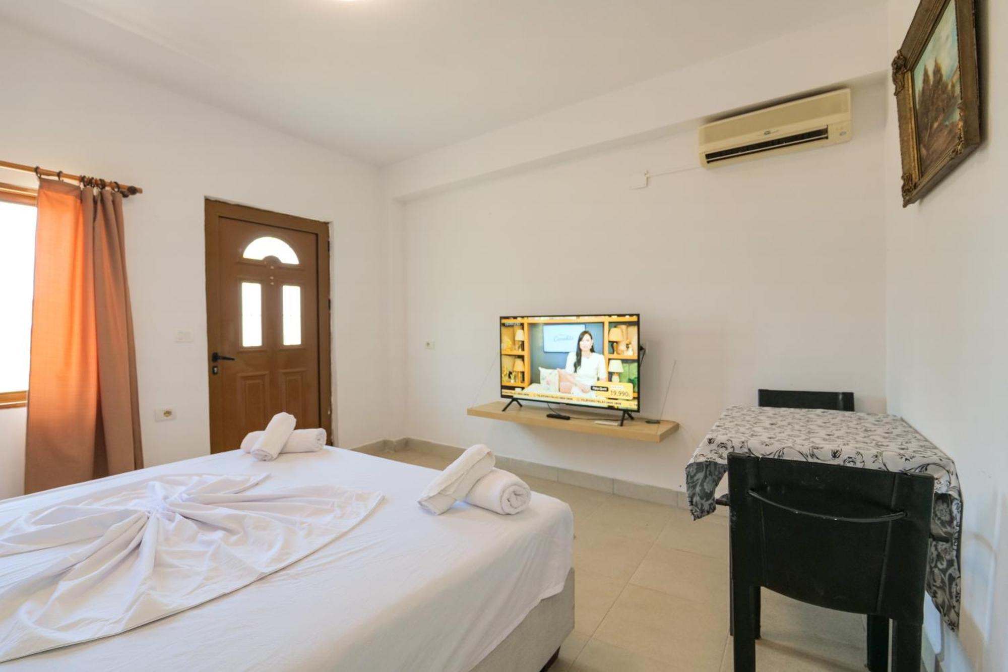 Garden Villa Lake Side & Glamping Ksamil Bagian luar foto