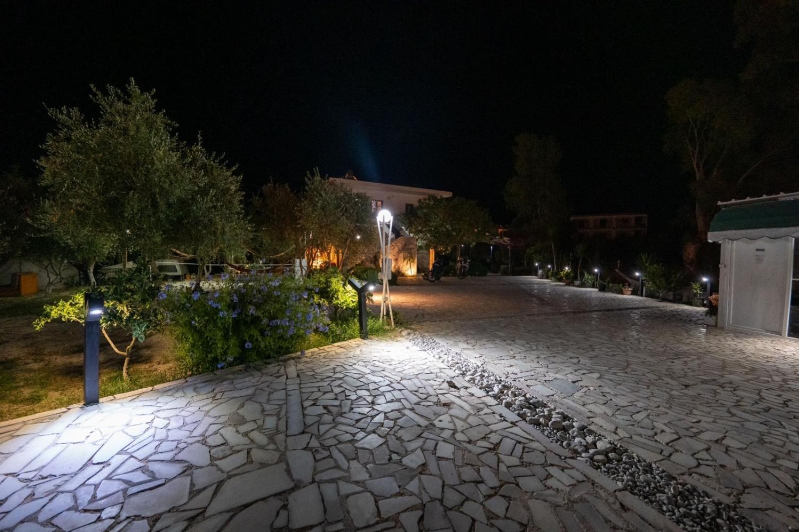 Garden Villa Lake Side & Glamping Ksamil Bagian luar foto