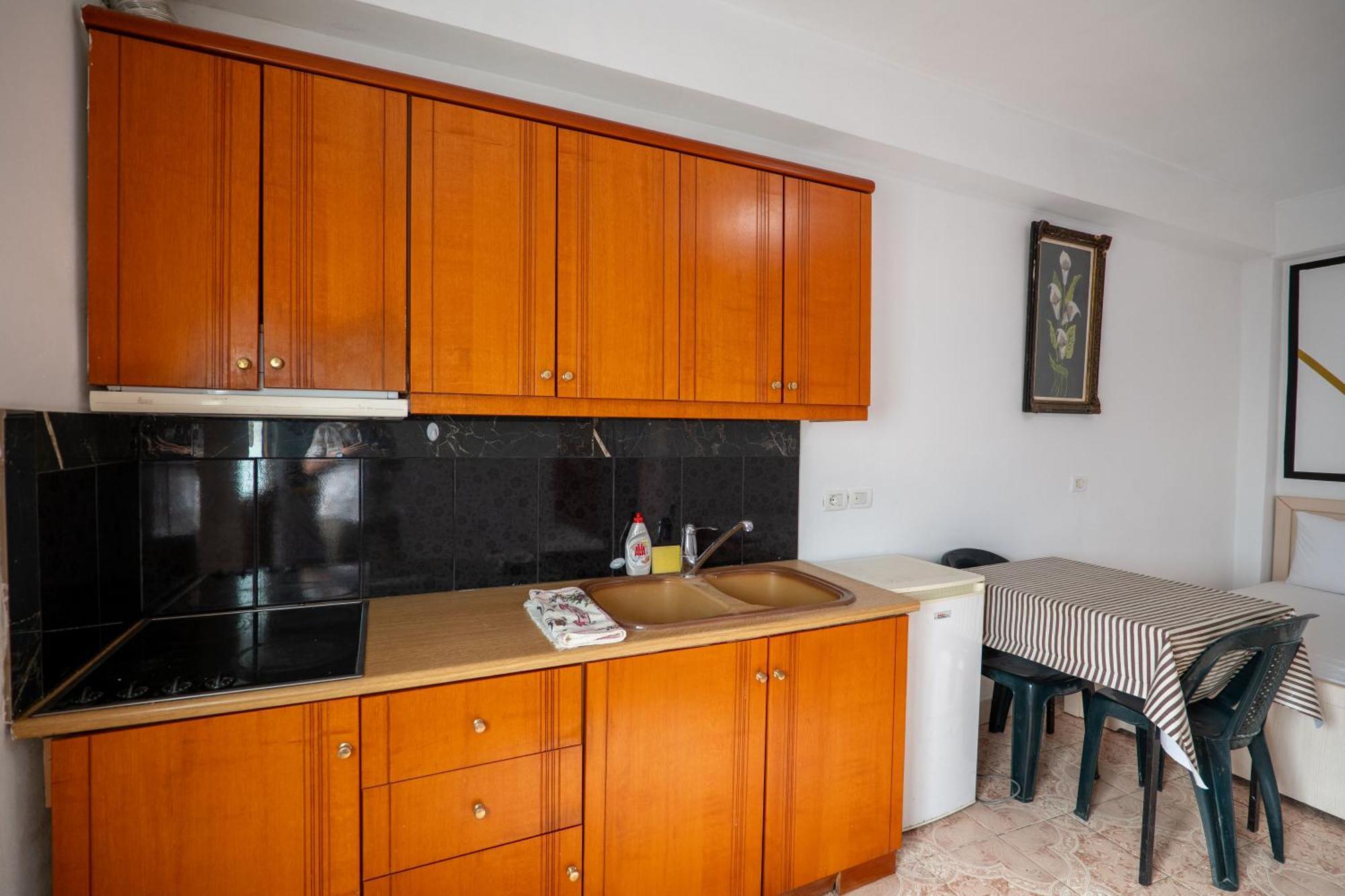 Garden Villa Lake Side & Glamping Ksamil Bagian luar foto