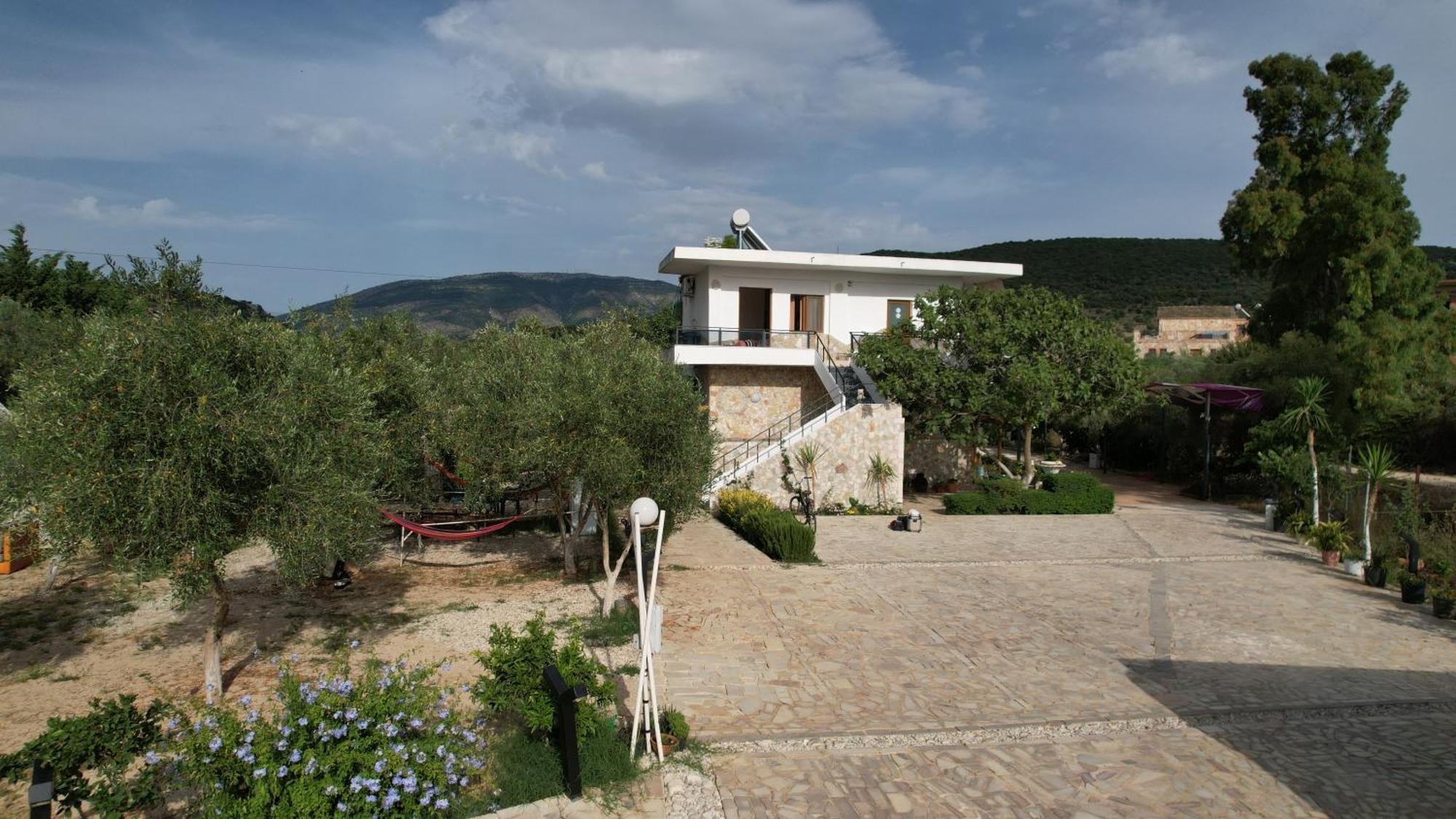 Garden Villa Lake Side & Glamping Ksamil Bagian luar foto
