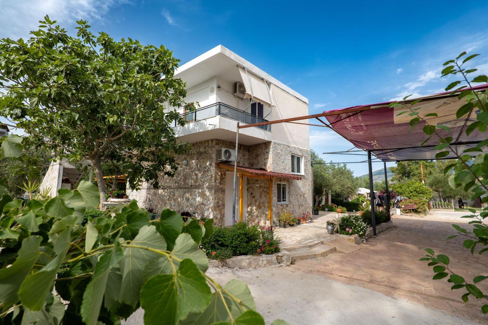Garden Villa Lake Side & Glamping Ksamil Bagian luar foto