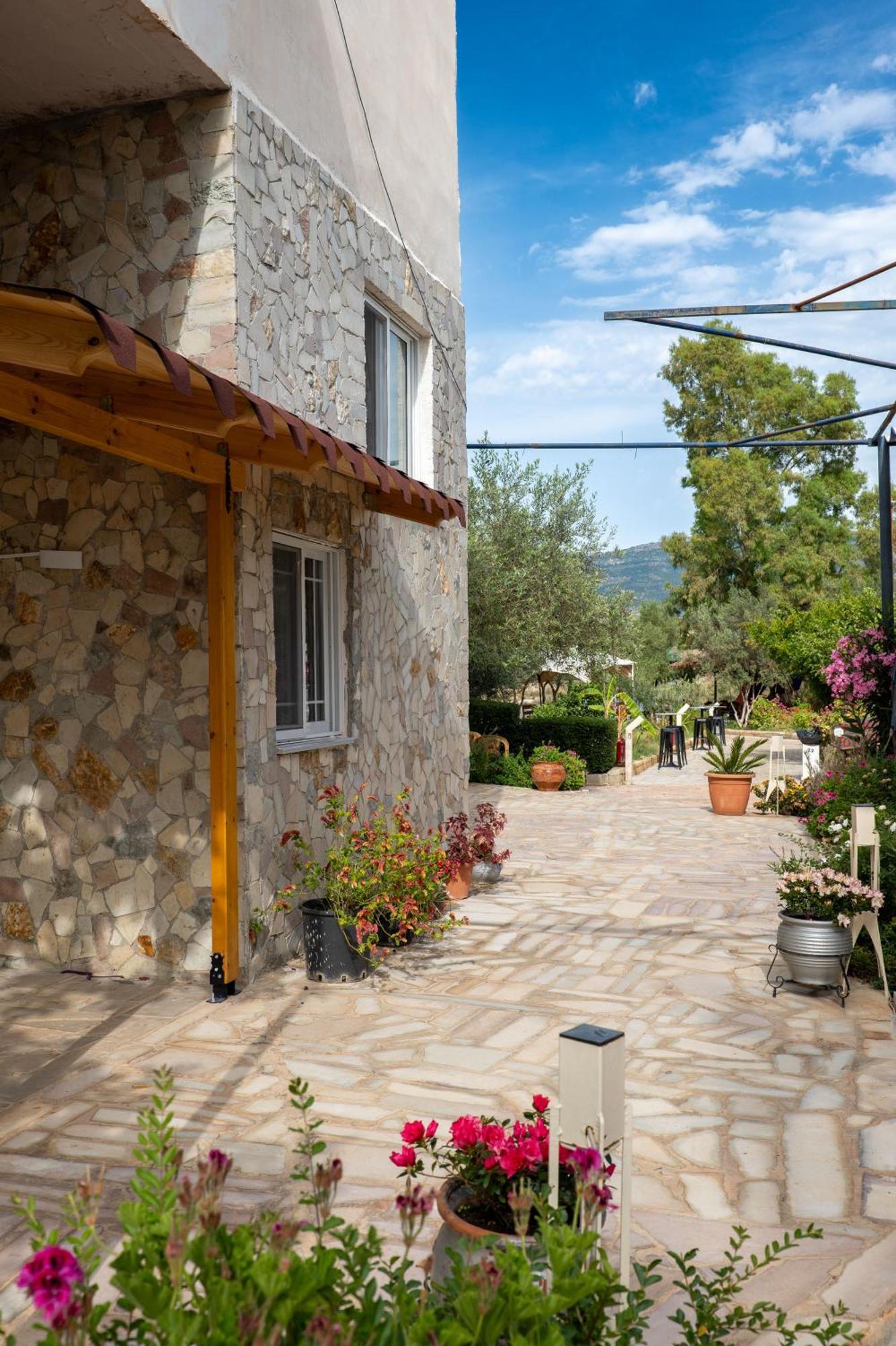 Garden Villa Lake Side & Glamping Ksamil Bagian luar foto