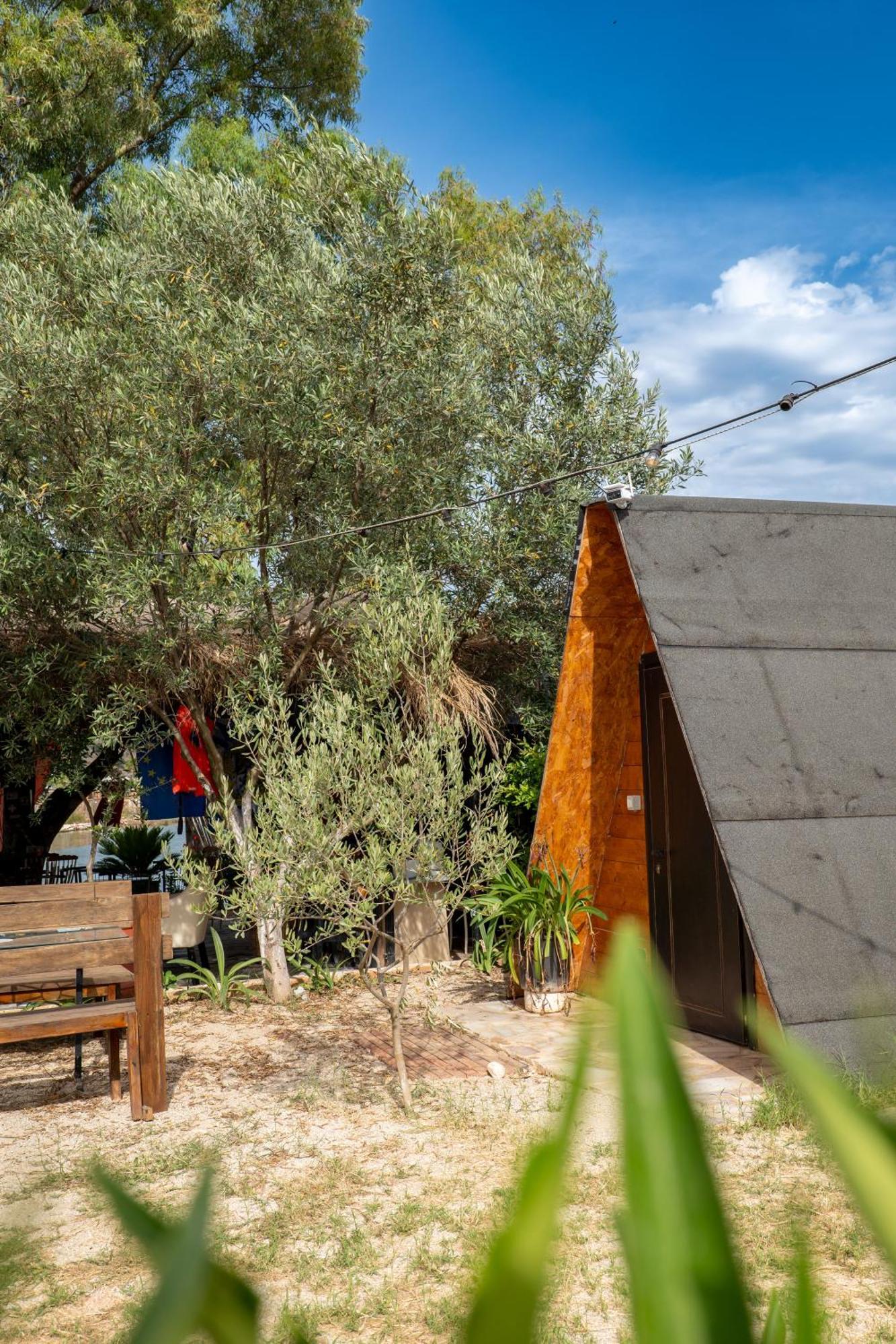 Garden Villa Lake Side & Glamping Ksamil Bagian luar foto