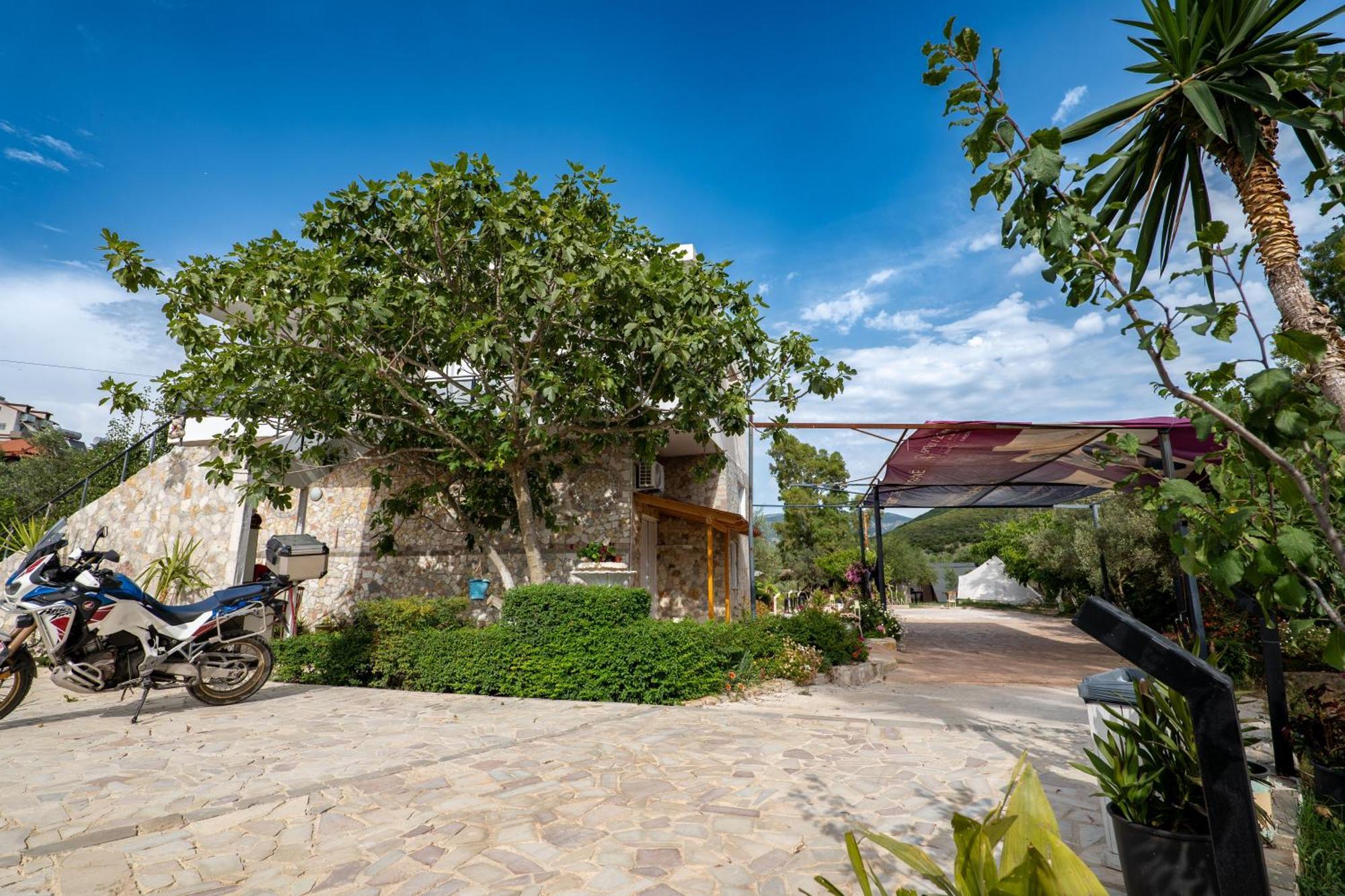 Garden Villa Lake Side & Glamping Ksamil Bagian luar foto